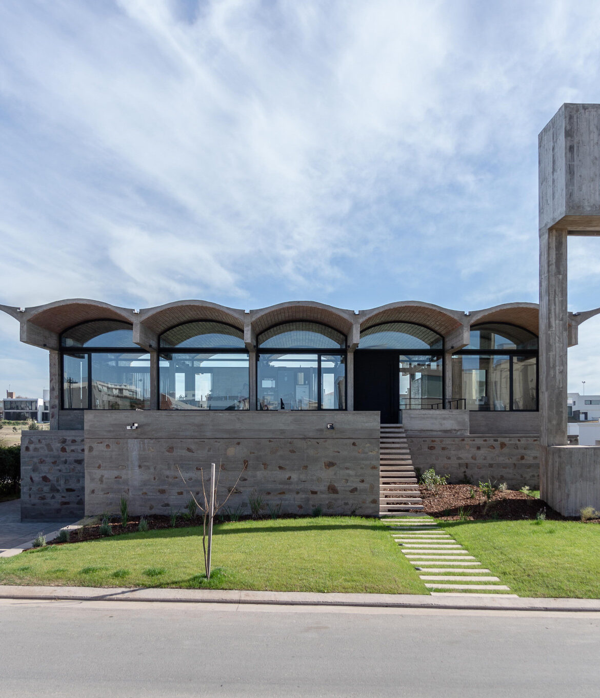 Vaulted roof. R&C House by Cristián Nanzer | METALOCUS